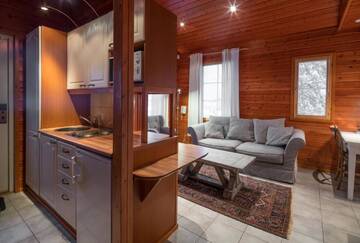 Фото номера Улучшенное шале (для 6 человек) с сауной Отель Lapland Hotels Ounasvaara Chalets г. Рованиеми 4